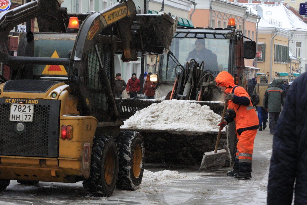 уборка снега, зима в Москве, ГБУ Гормост