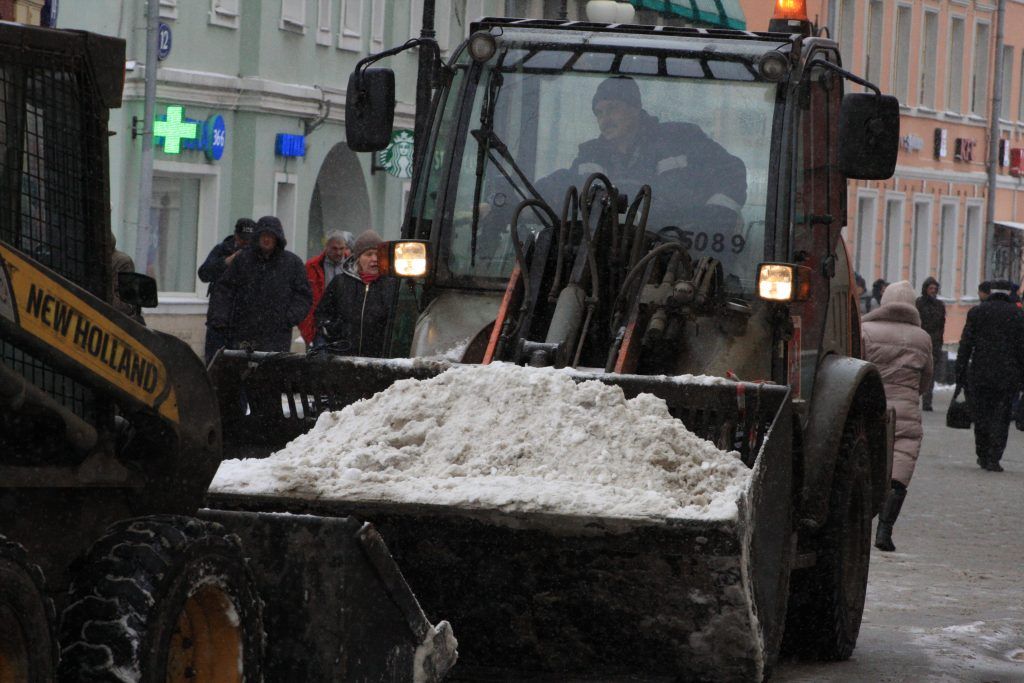 уборка снега, зима в Москве, ГБУ Гормост
