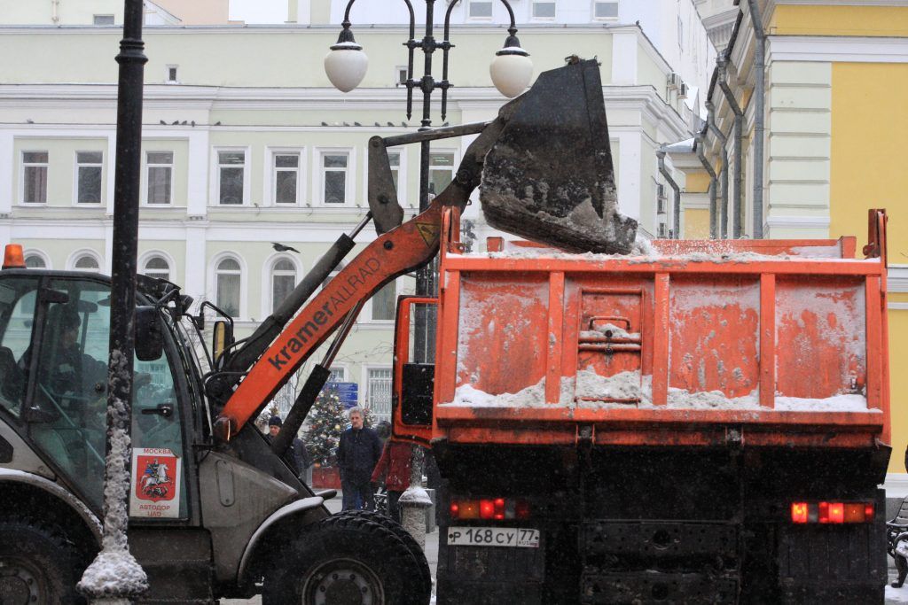 уборка снега, зима в Москве, ГБУ Гормост