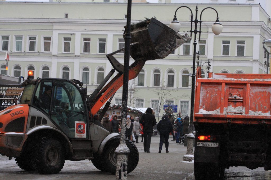 уборка снега, зима в Москве, ГБУ Гормост