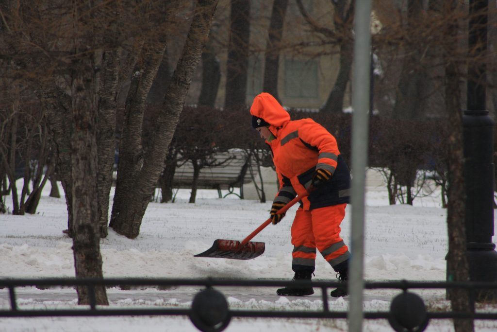 уборка снега, зима в Москве, ГБУ Гормост