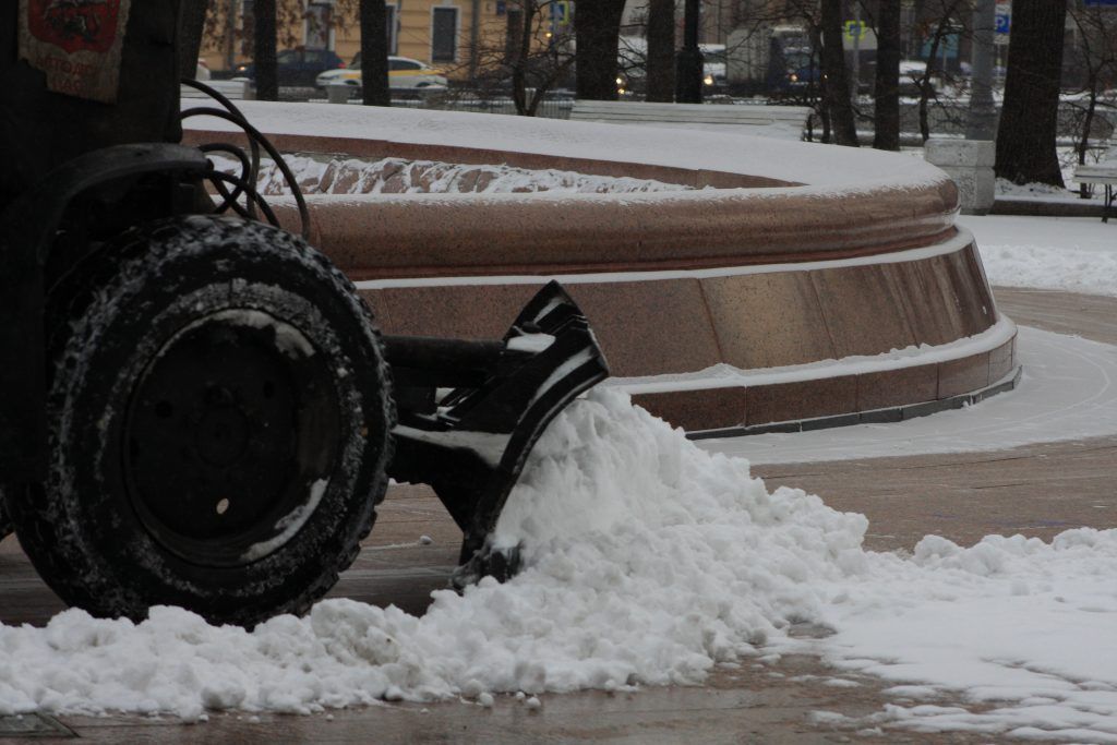 уборка снега, зима в Москве, ГБУ Гормост