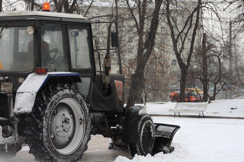 уборка снега, зима в Москве, ГБУ Гормост