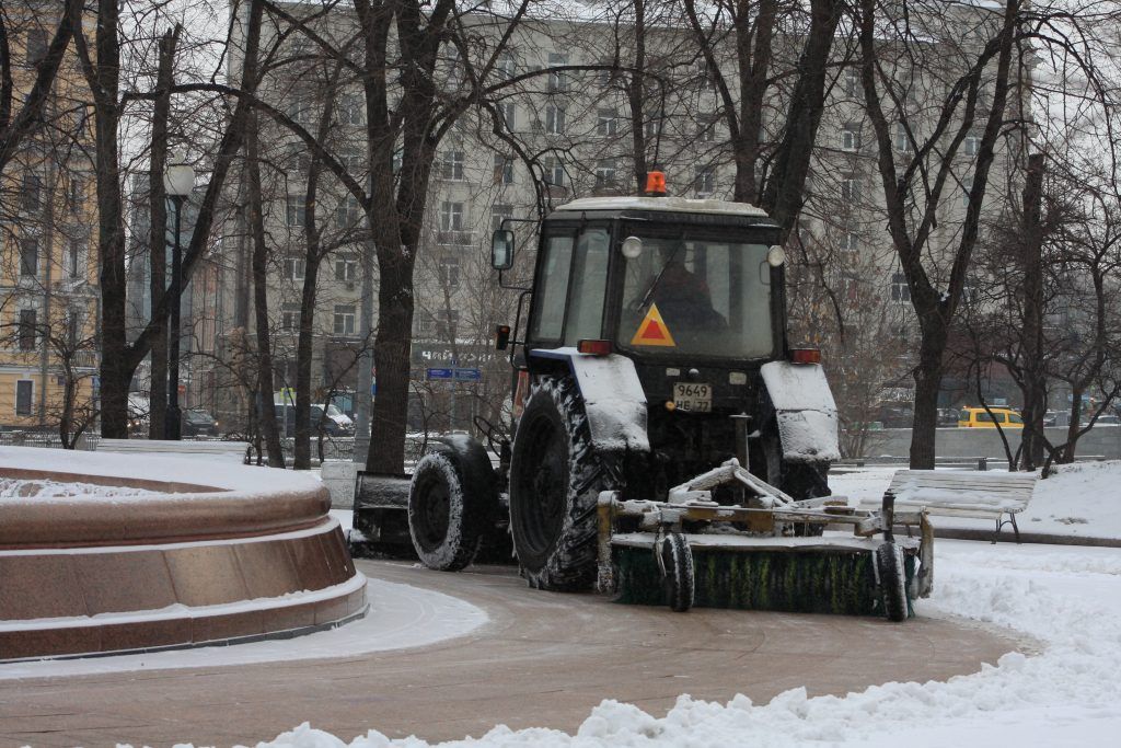 уборка снега, зима в Москве, ГБУ Гормост
