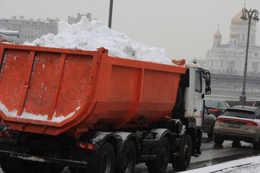 уборка снега, зима в Москве, ГБУ Гормост