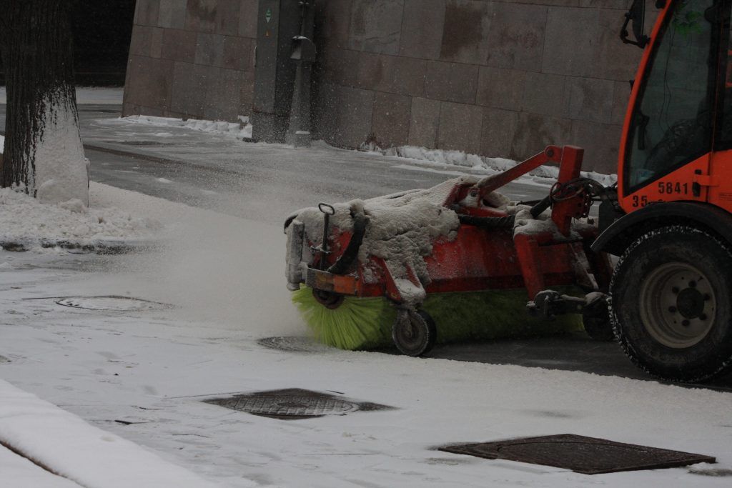 уборка снега, зима в Москве, ГБУ Гормост