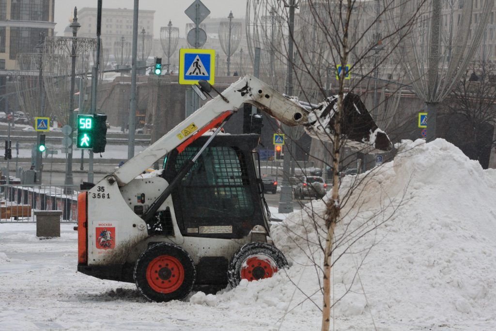 уборка снега, зима в Москве, ГБУ Гормост