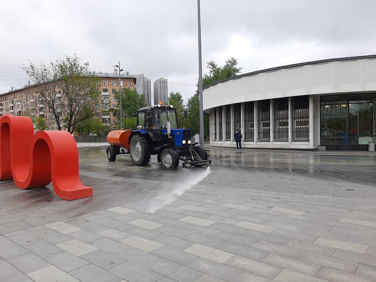 полив дорог, уборка Москвы