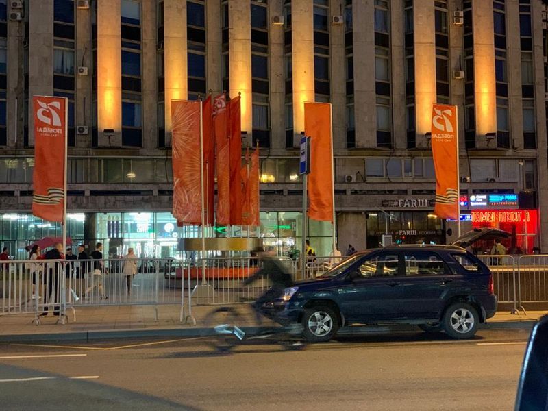 флаги, День Победы, велосипедист, машина