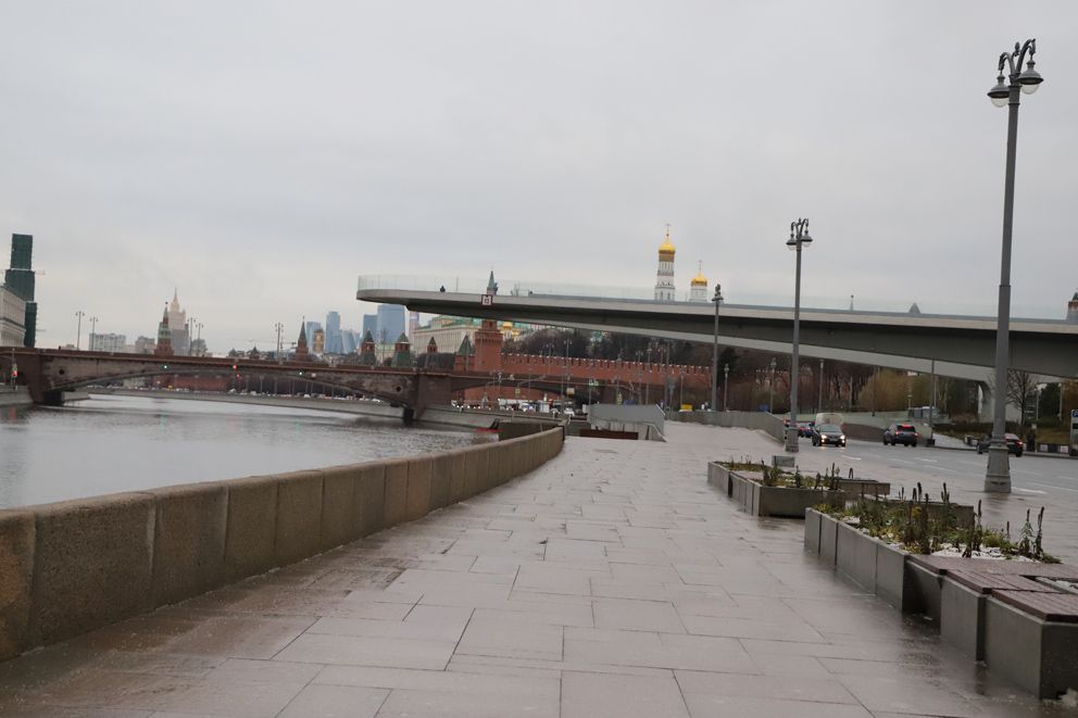 Большой Москворецкий мост, Москворецкая набережная