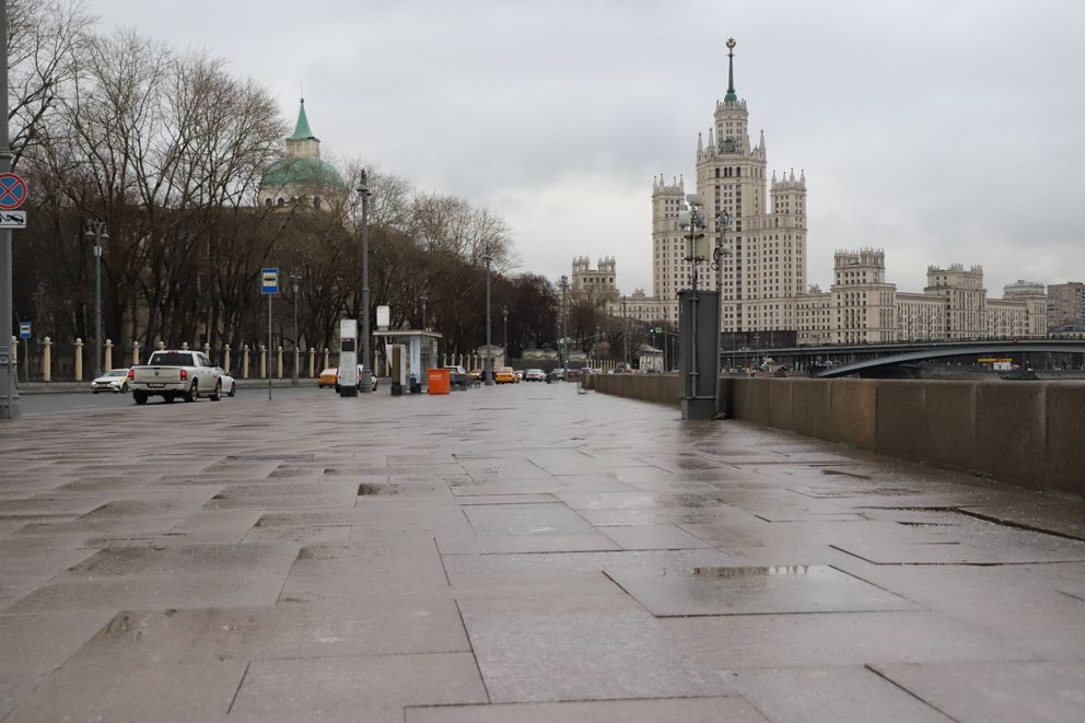 Большой Москворецкий мост, Москворецкая набережная