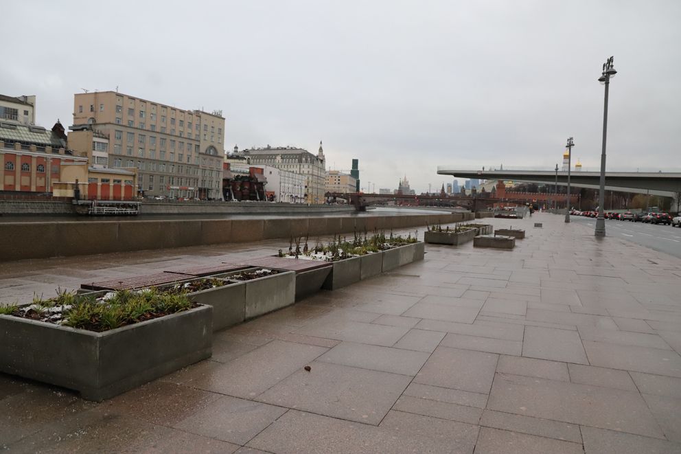 Большой Москворецкий мост, Москворецкая набережная