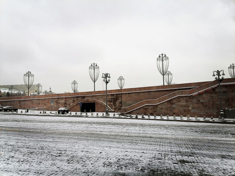 Большой Москворецкий мост, Москворецкая набережная