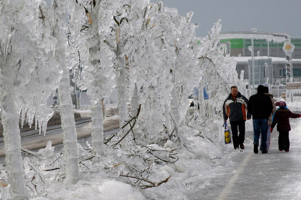 уборка снега, зима, ледяной дождь