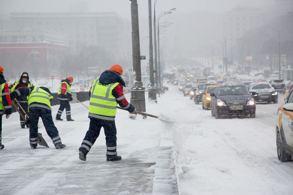 уборка снега, зима в Москве, снегопад, трактор