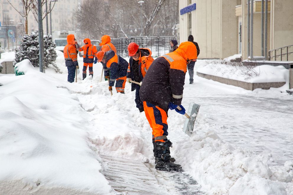 уборка снега, зима в Москве, снегопад, трактор