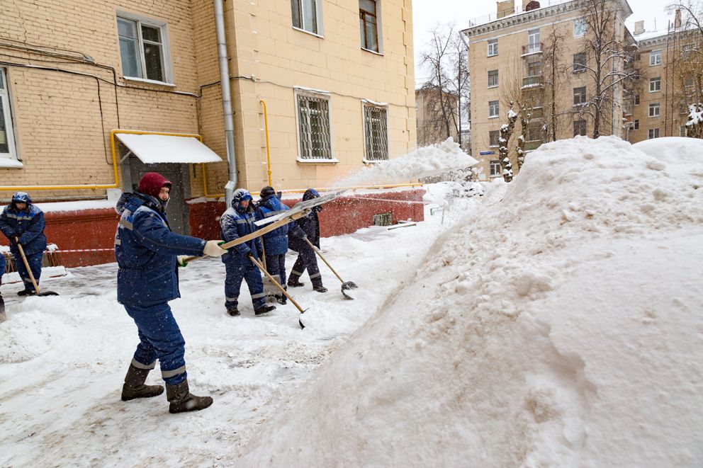 уборка снега, зима в Москве, снегопад, трактор