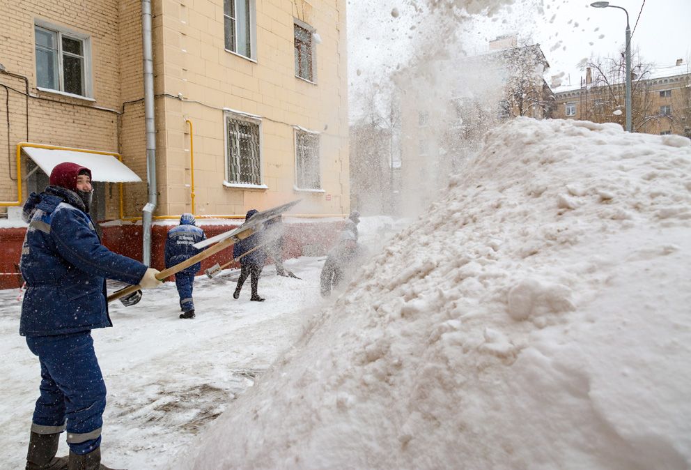уборка снега, зима в Москве, снегопад, трактор