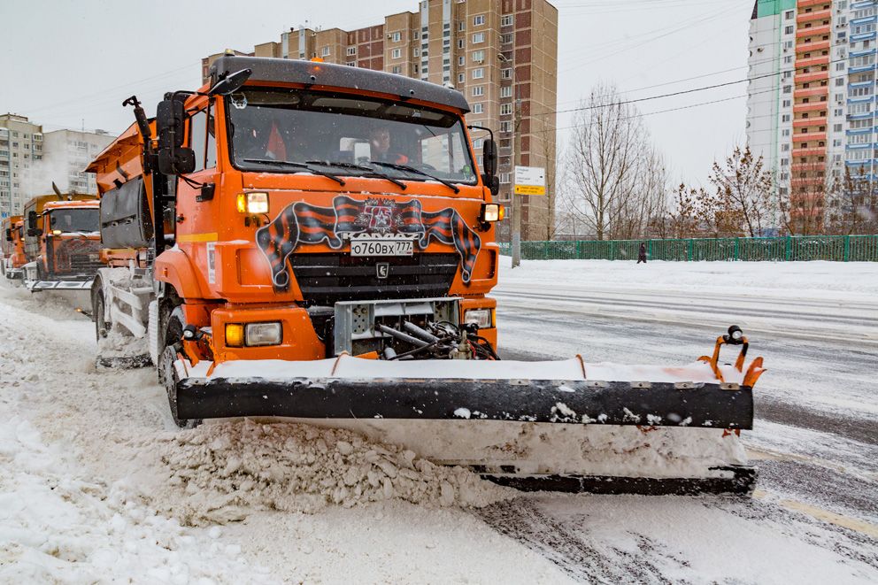 уборка снега, зима в Москве, снегопад, трактор