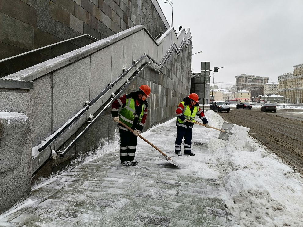 Большой Краснохолмский мост, ГБУ Гормост, уборка снега
