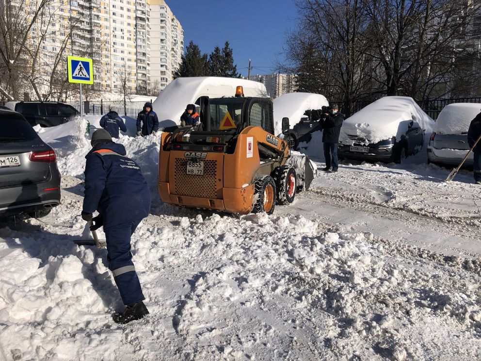 уборка снега, зима в Москве, снегопад,