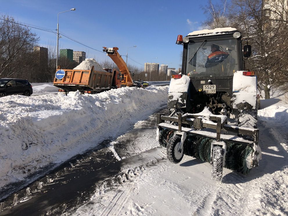 уборка снега, зима в Москве, снегопад,