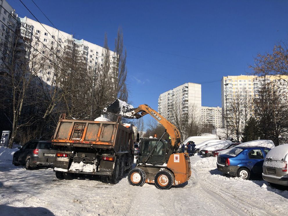 уборка снега, зима в Москве, снегопад,