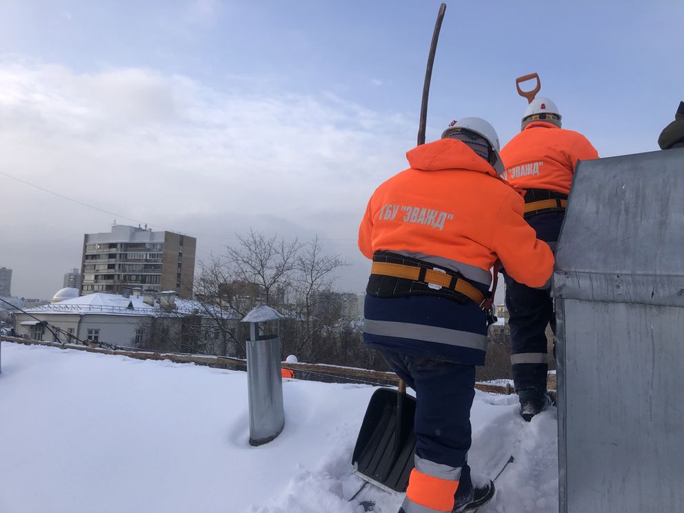 уборка снега, крыша, зима в Москве, снегопад,ЖКХ