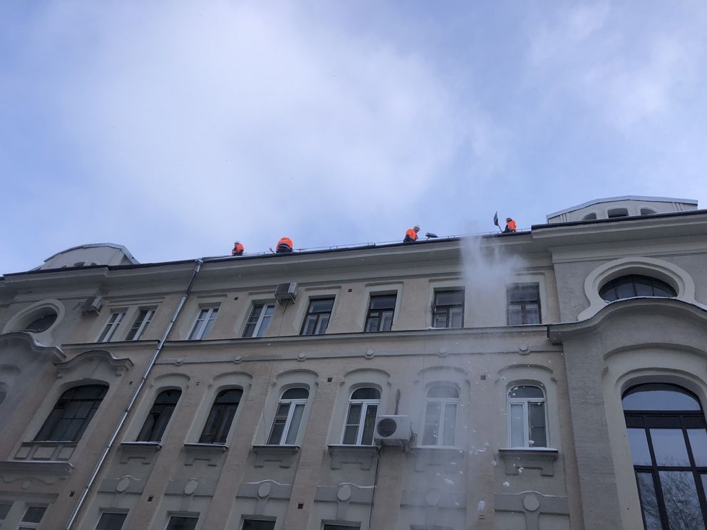 уборка снега, крыша, зима в Москве, снегопад,ЖКХ