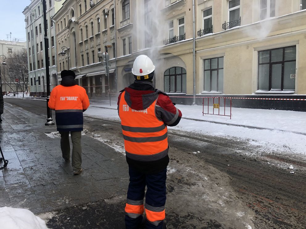 уборка снега, крыша, зима в Москве, снегопад,ЖКХ