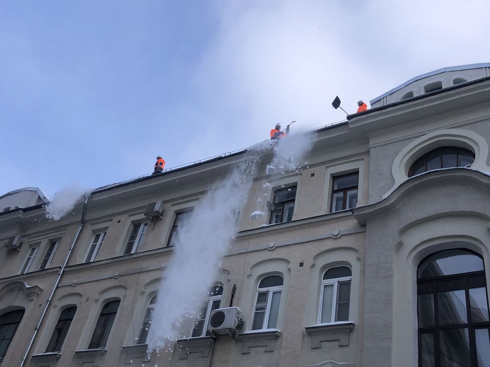 уборка снега, крыша, зима в Москве, снегопад,ЖКХ