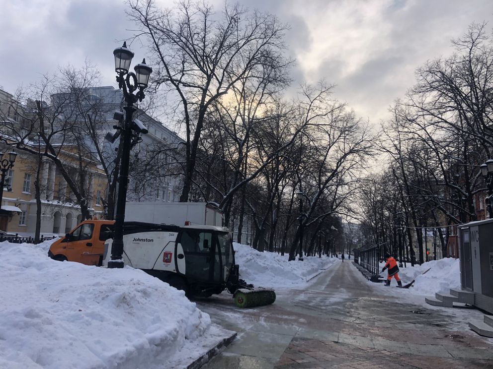уборка снега, крыша, зима в Москве, снегопад,ЖКХ