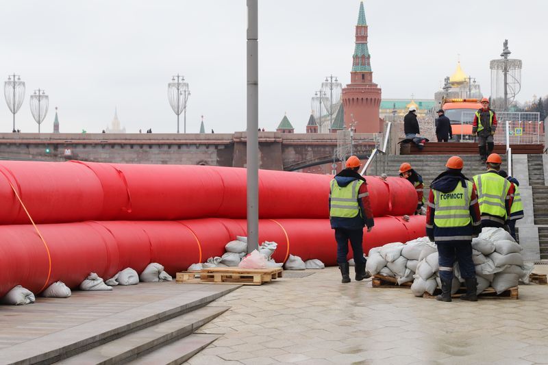 Кремль, боновое заграждение, Зарядье, Москва-река, боны, паводок, фото Юлия Смагринская