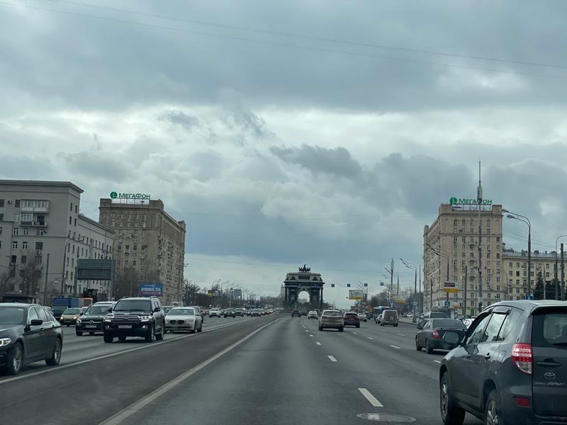 Триумфальная арка, машины, весна, дорога