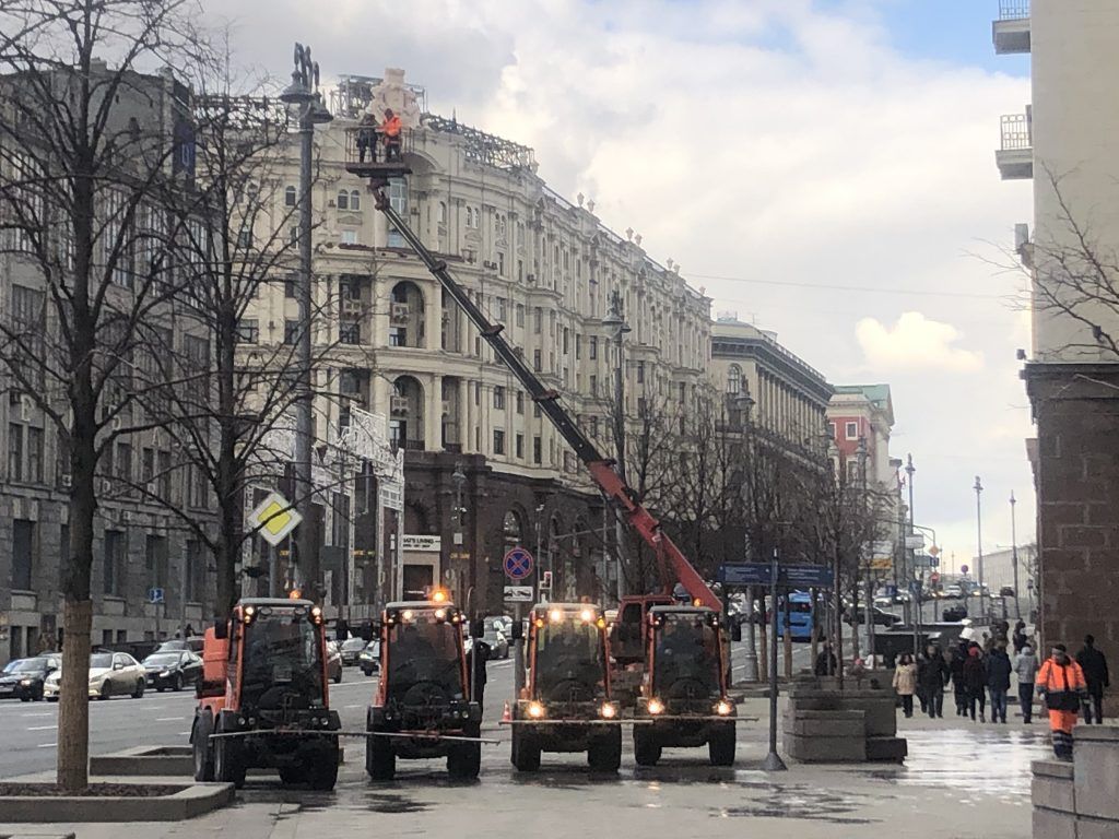трактор, техника, промывка улиц, уборка улиц,