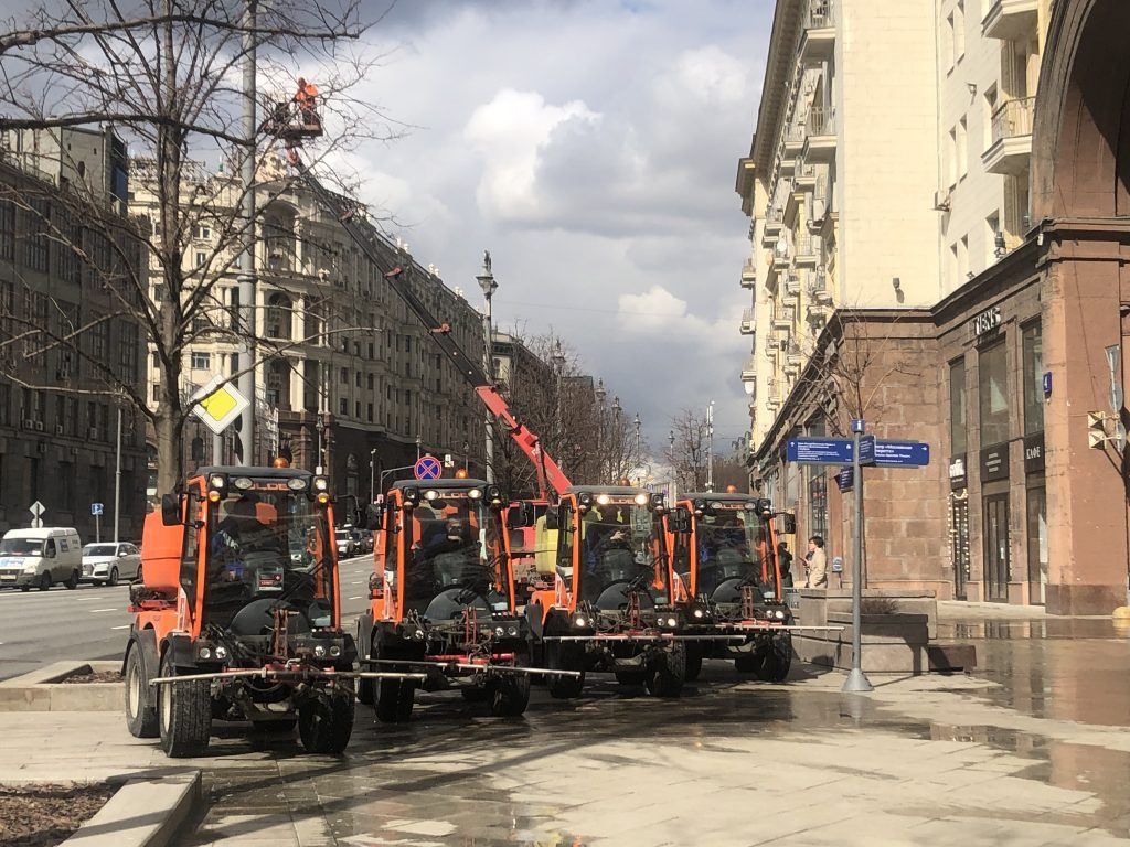 трактор, техника, промывка улиц, уборка улиц,