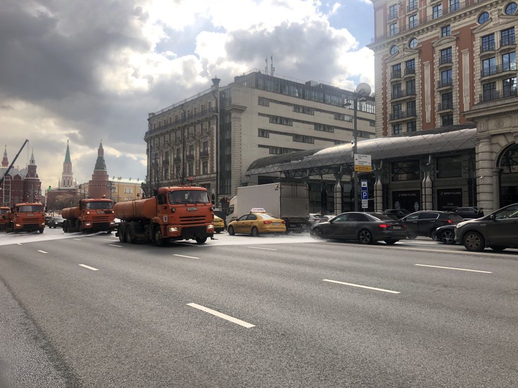 трактор, техника, промывка улиц, уборка улиц,