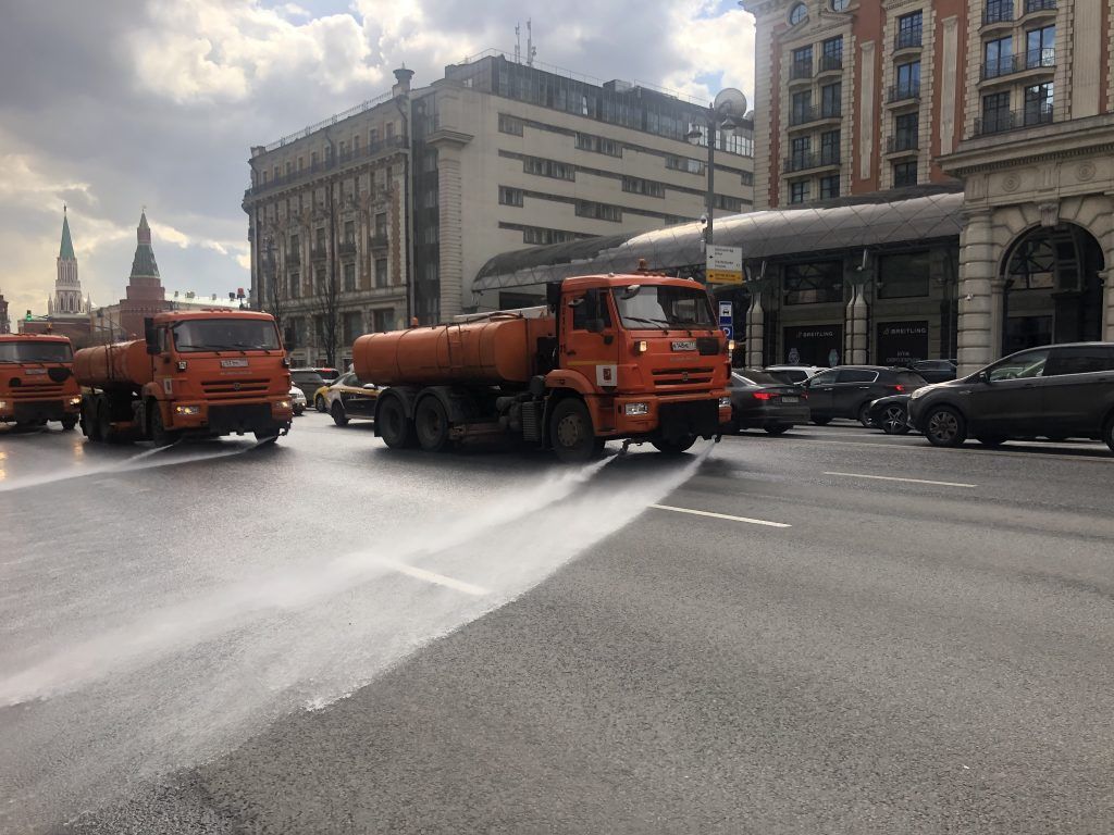 трактор, техника, промывка улиц, уборка улиц,