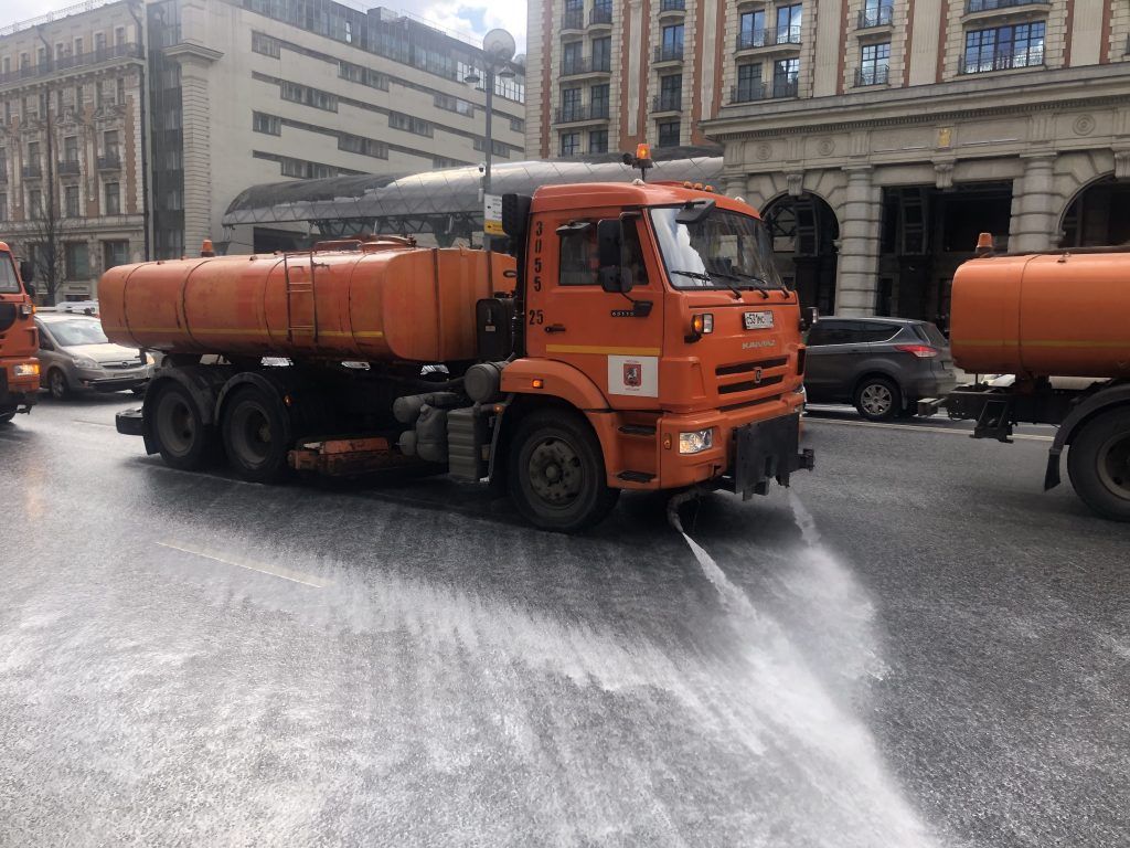 трактор, техника, промывка улиц, уборка улиц,