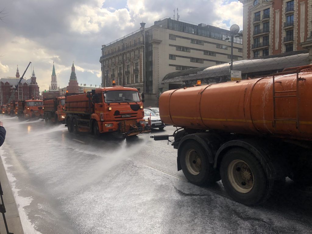 трактор, техника, промывка улиц, уборка улиц,