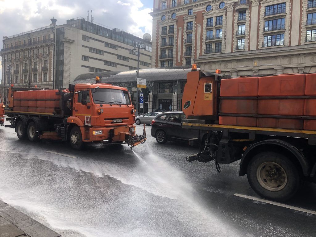 трактор, техника, промывка улиц, уборка улиц,