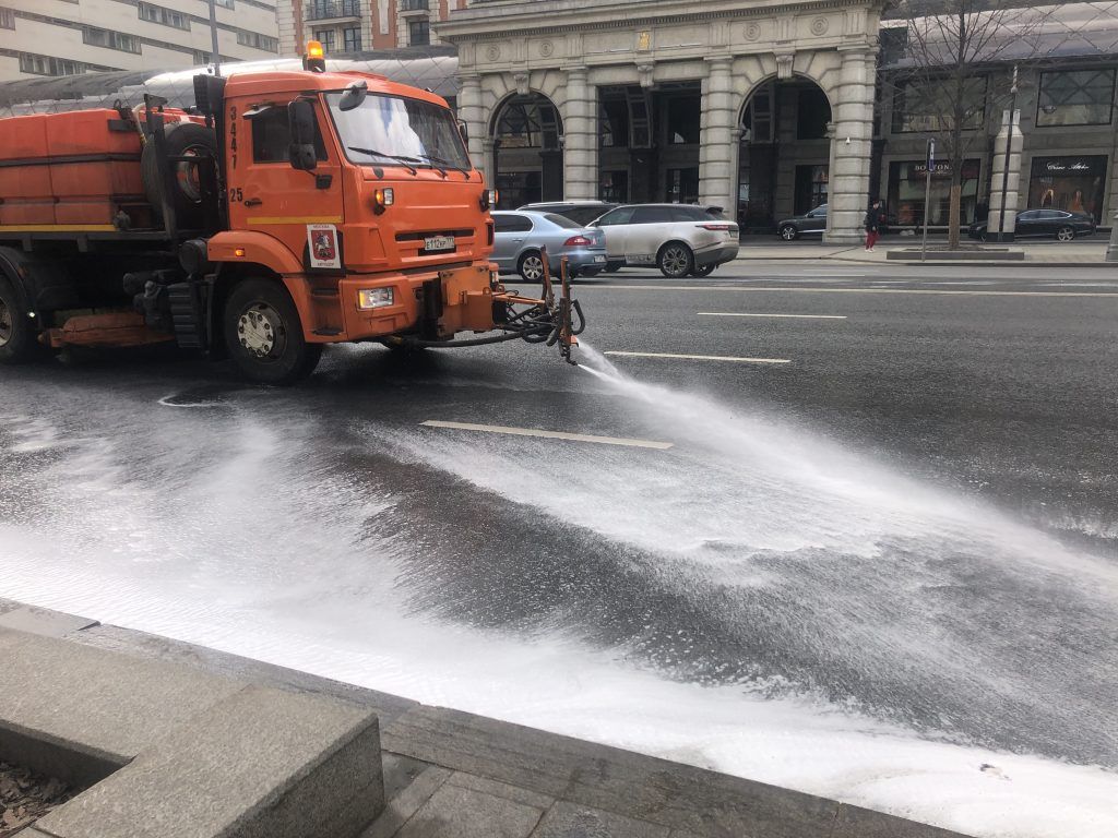 трактор, техника, промывка улиц, уборка улиц,