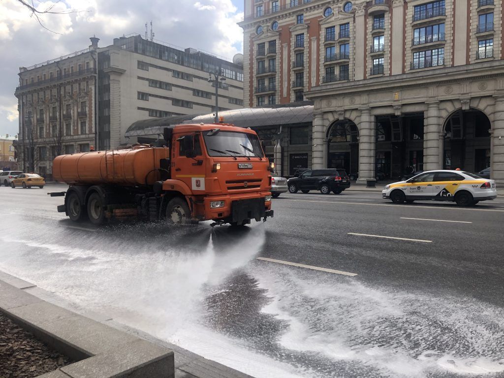 трактор, техника, промывка улиц, уборка улиц,