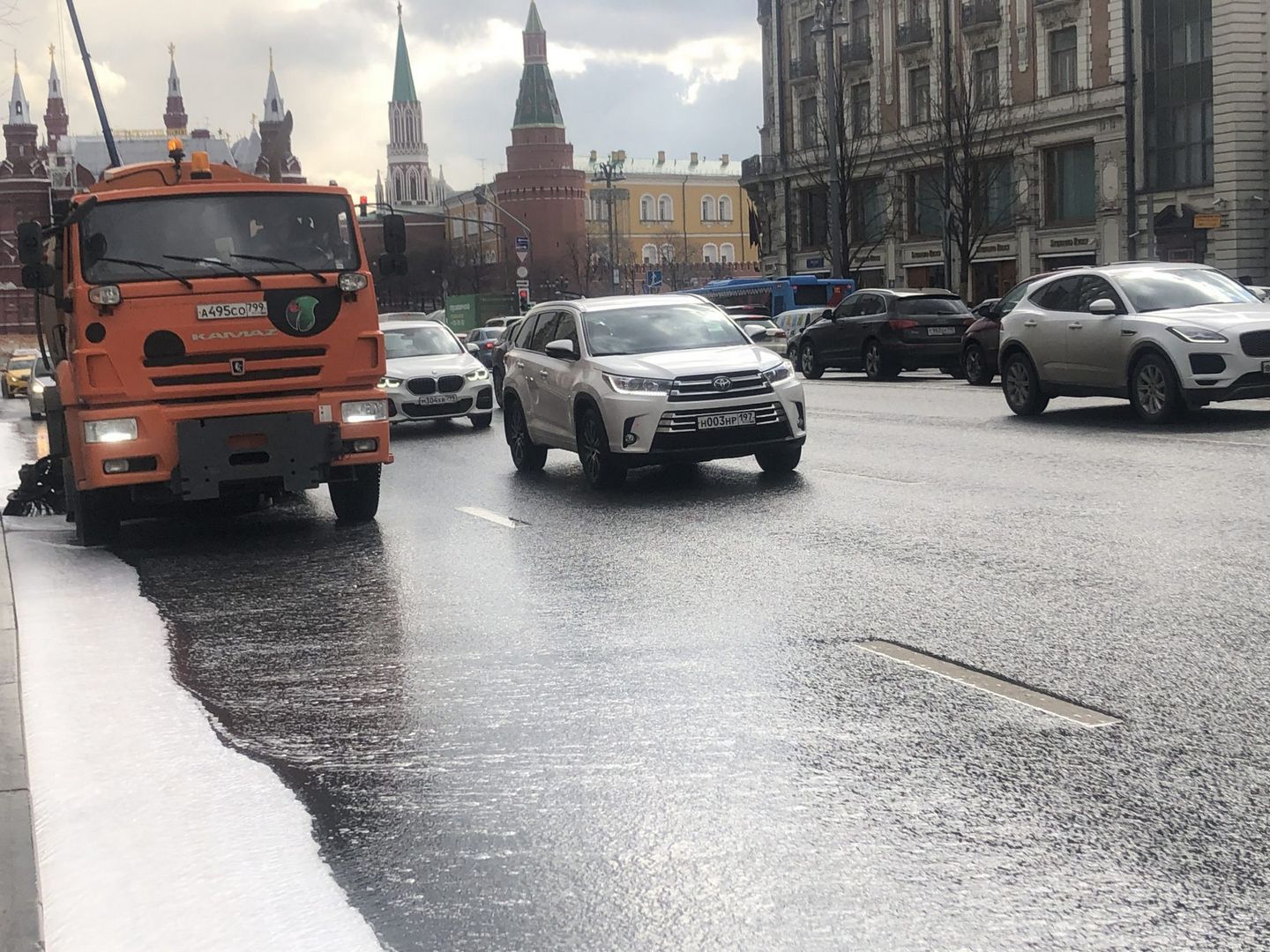 трактор, техника, промывка улиц, уборка улиц, Кремль