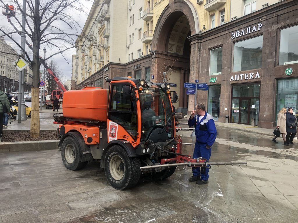 трактор, техника, промывка улиц, уборка улиц,