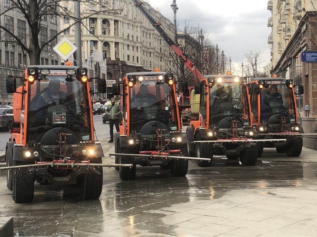 трактор, техника, промывка улиц, уборка улиц,
