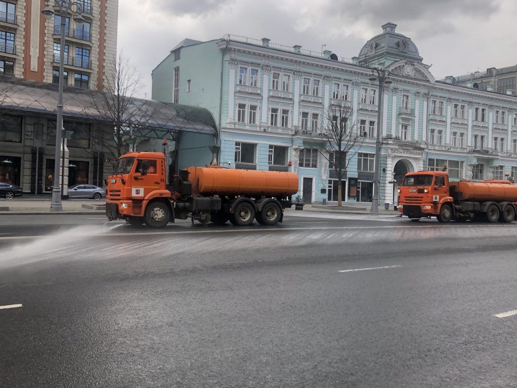 трактор, техника, промывка улиц, уборка улиц,