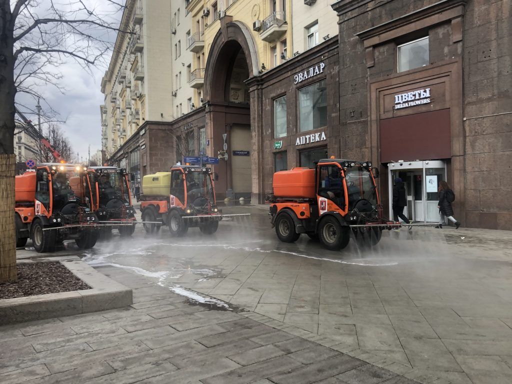 трактор, техника, промывка улиц, уборка улиц,