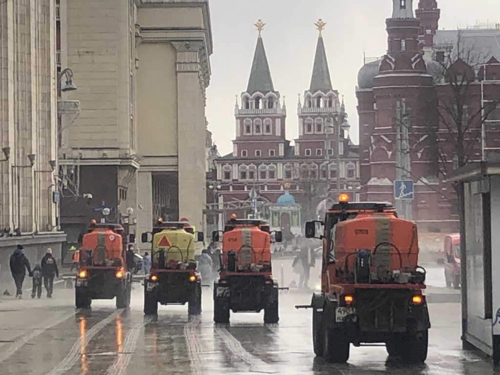 Кремль, трактор, техника, промывка улиц, уборка улиц,
