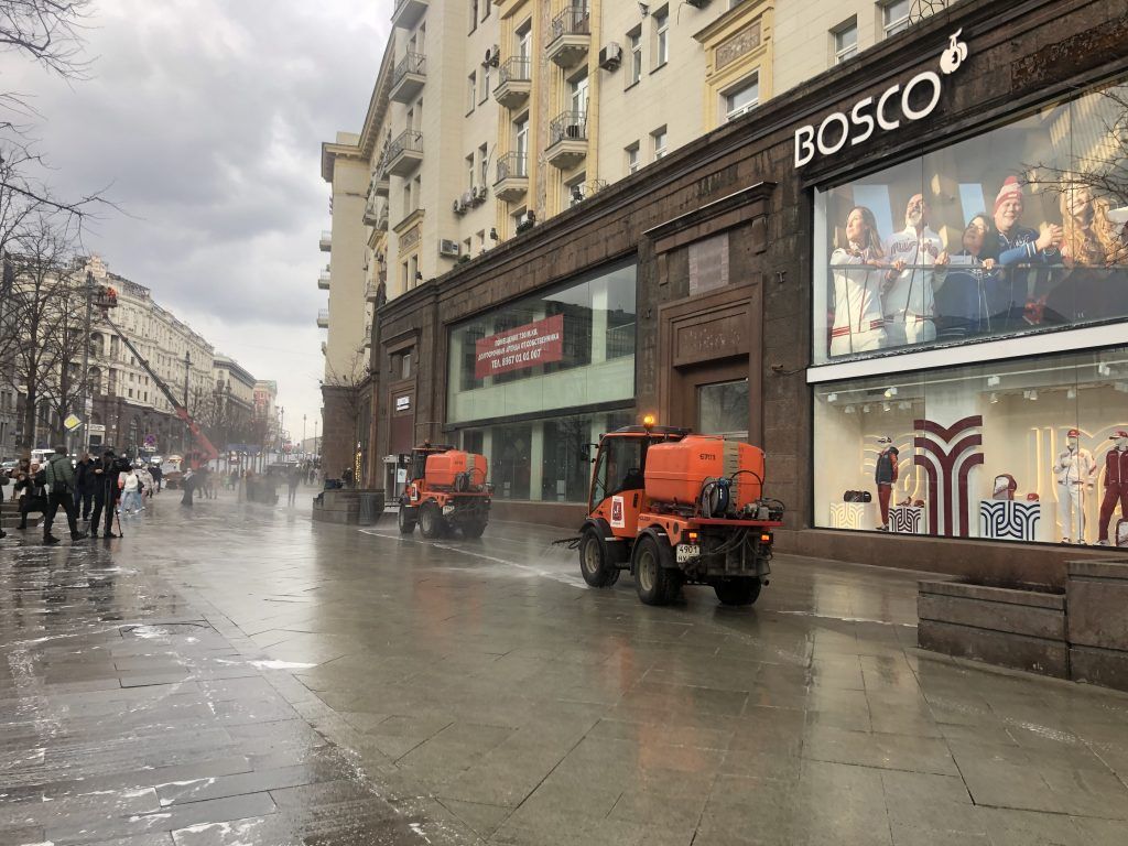 трактор, техника, промывка улиц, уборка улиц,